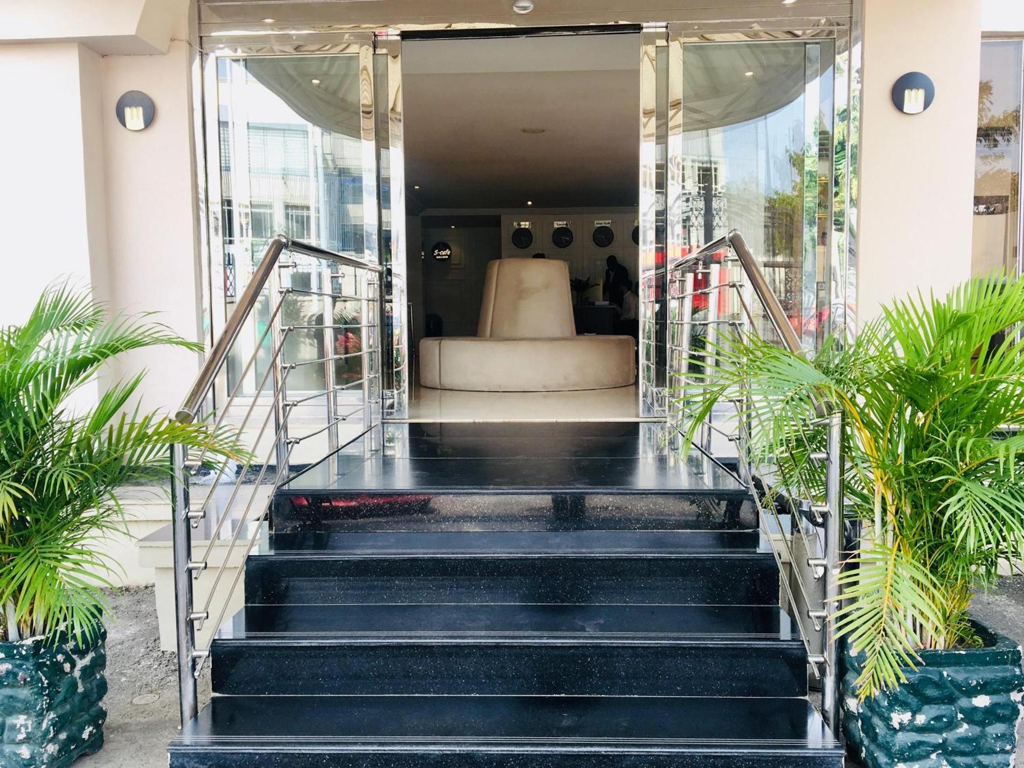 Summerset Continental Hotel Maitama By T E L E Hospitality アブジャ エクステリア 写真